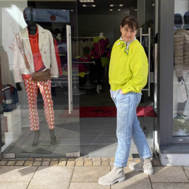 Monika Knauf-Knapp vor Laden