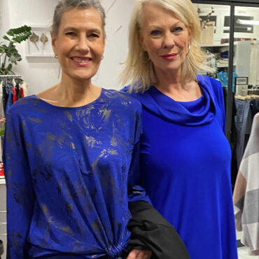 Zwei Models in blau