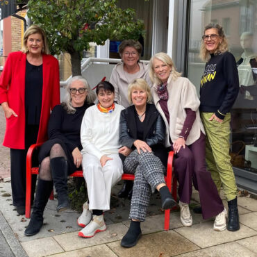 Gruppenbild vor dem Modegeschäft