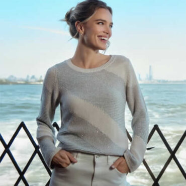 Monari Model am Meer mit Skyline