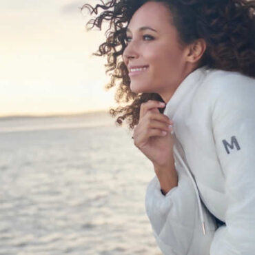 Monari Model am Meer in Jacke